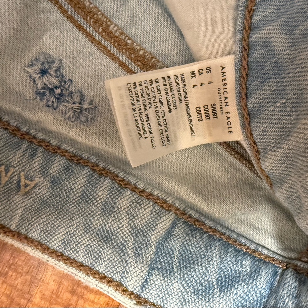 ๐Buy 2 get 1 Free ๐ America Eagle Light Wash Mom Jeans with Embroidered Flowers - Picture 6 of 7